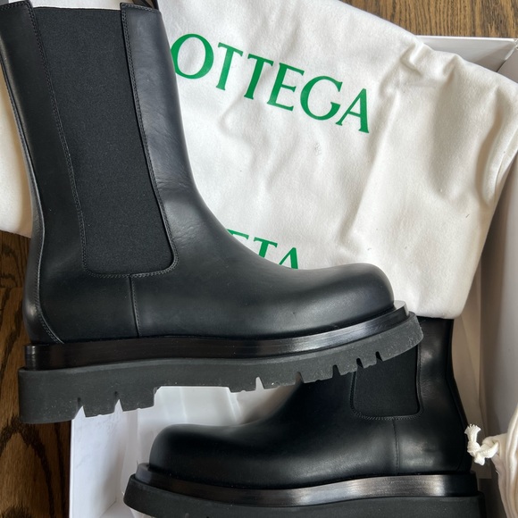 BOTTEGA VENETA Black Lug boot. New with tags and box. Never worn. Size 41 - Picture 3 of 6